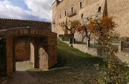 SantʼAgata di Puglia Apartment | Apartment 'Puteha - Arco Pronti' with Mountain View, Wi-Fi and Air Conditioning