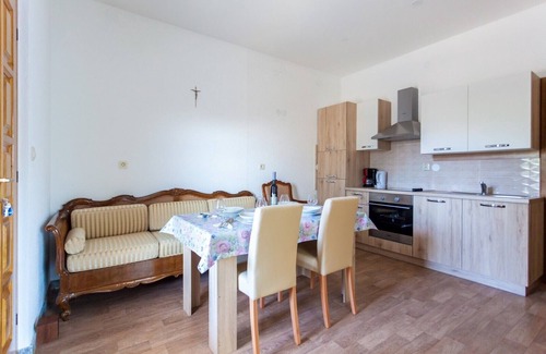 Porat Apartment | Apartment just 100 m from Porat beach, with AC, WiFi and free parking