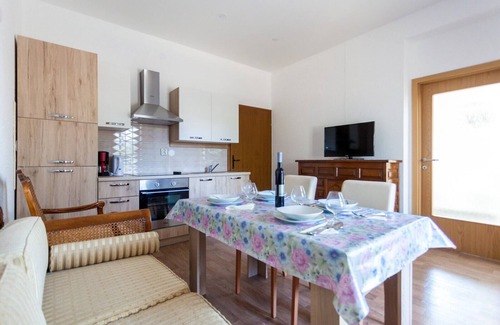 Porat Apartment | Apartment just 100 m from Porat beach, with AC, WiFi and free parking