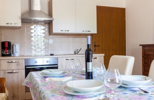 Porat Apartment | Apartment just 100 m from Porat beach, with AC, WiFi and free parking