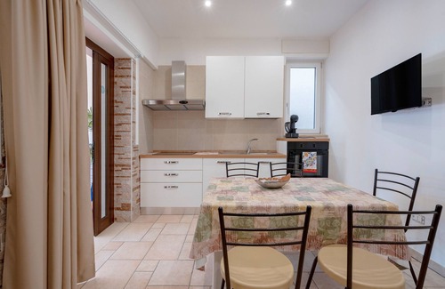 L'Assunta Apartment | Apartment 'L'Aia - 1' with Shared Pool, Wi-Fi and Air Conditioning