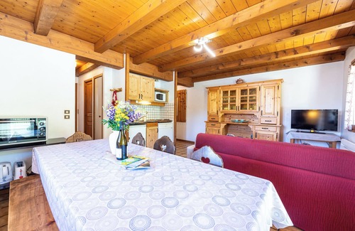 Crest-Voland Apartment | Apartment 'L'Hermine, Piscine Et Aire De Jeux' with Mountain View, Private Terrace and Wi-Fi