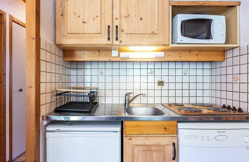 Crest-Voland Apartment | Apartment 'L'Hermine, Piscine Et Aire De Jeux' with Mountain View, Private Terrace and Wi-Fi