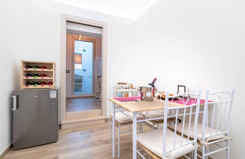 Municipio 2 Apartment | Apartment 'La Dimora In Città' with Wi-Fi and Air Conditioning
