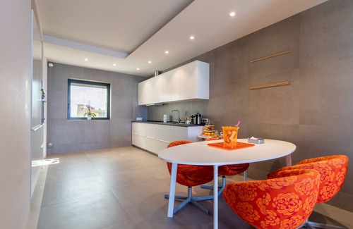 Municipio 1 Apartment | Apartment 'La Dimora Sul Mare' with Sea View, Wi-Fi and Air Conditioning