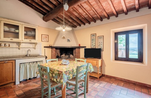 Fucecchio Apartment | Apartment 'La Legnaia' with Shared Pool, Wi-Fi and Air Conditioning