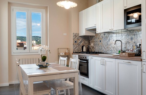 Rovezzano Apartment | Apartment 'La Loggetta Di Leonardo' with Wi-Fi and Air Conditioning