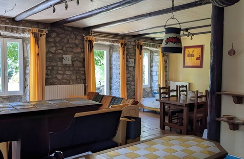 Lesperon Apartment | Apartment 'Le Tilleul' with Mountain View, Private Terrace and Private Garden