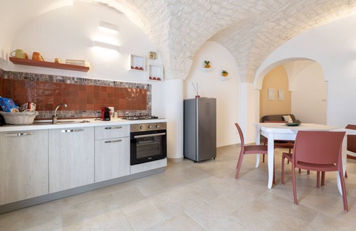 Old Town Cisternino Apartment | Apartment "Loft La Scala Del Borgo" with Wi-Fi and Air Conditioning
