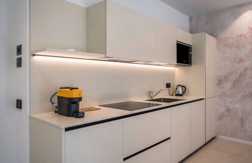 Ravina Apartment | Apartment Luxury Hotel 'Midum Family Balcony' with Mountain View, Wi-Fi and Air Conditioning