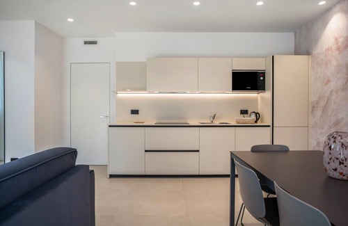 Ravina Apartment | Apartment Luxury Hotel 'Midum Family Balcony' with Mountain View, Wi-Fi and Air Conditioning