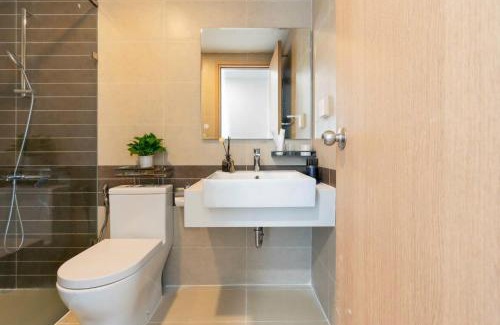 Bach Dang Riverside Apartment | Apartment Luxury - Infinity Pool by Center City