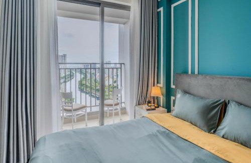 Bach Dang Riverside Apartment | Apartment Luxury - Infinity Pool by Center City