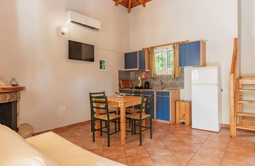 Paralio Astros Apartment | Apartment 'Maisonette with Private Patio 2' with Mountain View, Wi-Fi and Air Conditioning