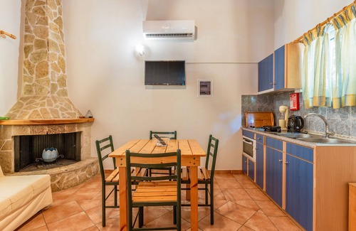 Paralio Astros Apartment | Apartment 'Maisonette with Private Patio 2' with Mountain View, Wi-Fi and Air Conditioning