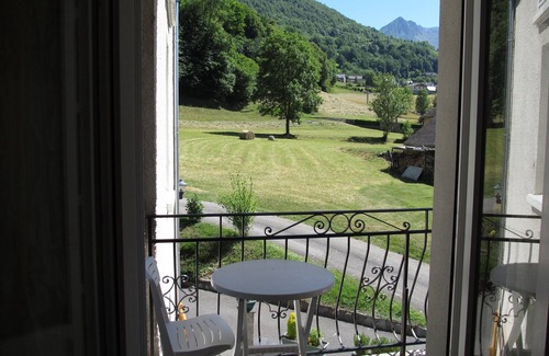 Esterre Apartment | Apartment 'Maison Cazaux - Appt 4' with Mountain View, Shared Garden and Wi-Fi