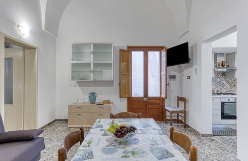 Presicce Apartment | Apartment 'Mia' with Shared Terrace and Air Conditioning