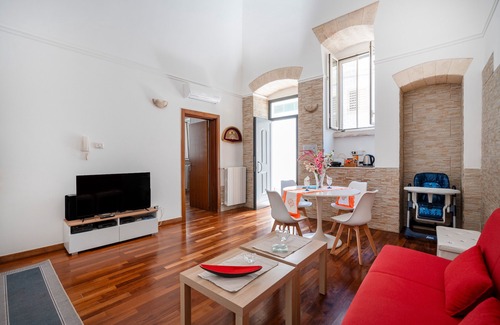 Municipio 4 Apartment | Apartment 'Michelangelo' with Wi-Fi and Air Conditioning