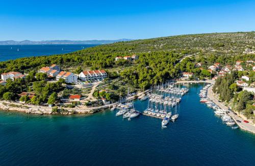 Cove Makarac (Milna) Apartment | Apartment Milna - with Swimming Pool & Amazing Seaviews, above Bijaka Beach