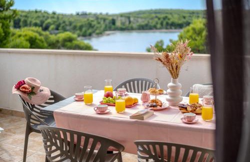 Cove Makarac (Milna) Apartment | Apartment Milna - with Swimming Pool & Amazing Seaviews, above Bijaka Beach