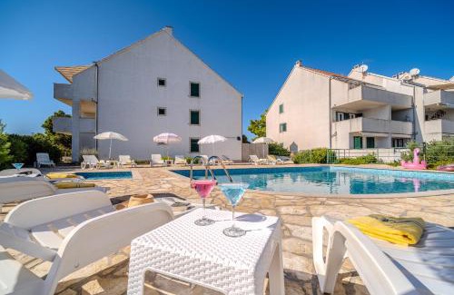 Cove Makarac (Milna) Apartment | Apartment Milna - with Swimming Pool & Amazing Seaviews, above Bijaka Beach