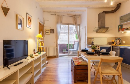 Poblenou Apartment | Apartment "Modern Flat Next To Bogatell Beach" with Private Balconies & Wi-Fi