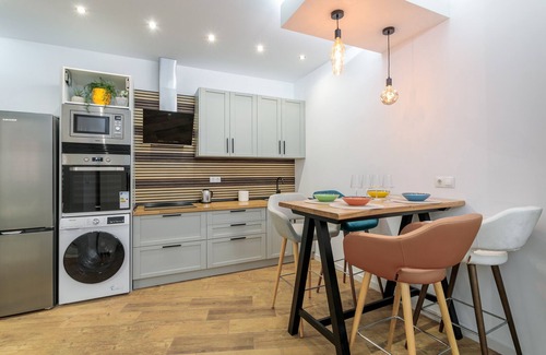 Altozano-Conde Lumiares Apartment | Apartment 'Montaraz' with Wi-Fi and Air Conditioning