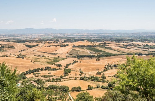Montefollonico Apartment | Apartment "Montefollonico La Terrazza" with terrace & WiFi in Cortona