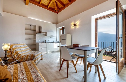 Aer Apartment | Apartment 'Nonna Gina' with Lake View