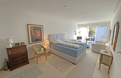 Minusio Apartment | Apartment on the top floor of a well-kept apartment building with indoor swimming pool.