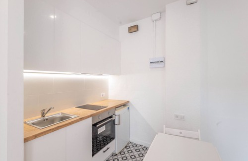 Arenys de Mar Apartment | Apartment 'Portblanc' with Balcony, Wi-Fi and Air Conditioning