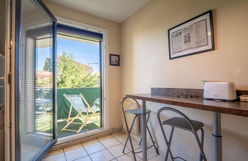 Maraussan Apartment | Apartment 'Près Grands Buffet Et Centre Ville' with Balcony and Wi-Fi