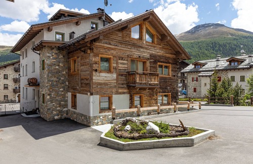 San Rocco Apartment | Apartment 'Rock Mountain Planet Suite House' with Mountain View, Wi-Fi & Balcony