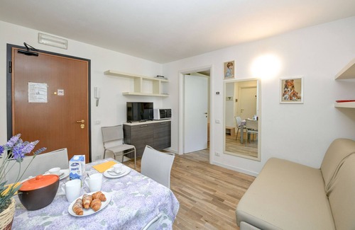 Carisolo Apartment | Apartment 'Rosa delle Dolomiti Bilocale2' with Mountain View and Wi-Fi