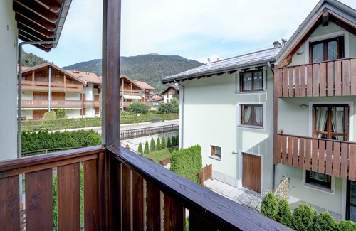 Carisolo Apartment | Apartment 'Rosa delle Dolomiti Bilocale2' with Mountain View and Wi-Fi