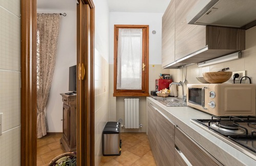 San Gimignano Apartment | Apartment 'Sasso 3' with Private Terrace, Wi-Fi and Air Conditioning