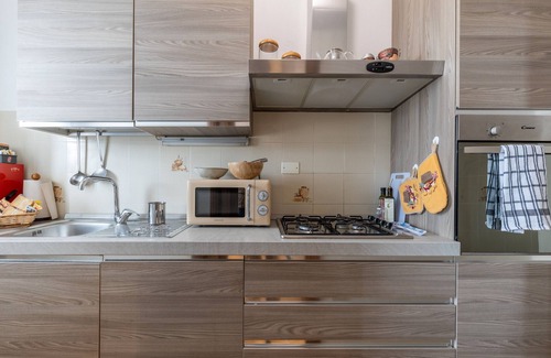 San Gimignano Apartment | Apartment 'Sasso 3' with Private Terrace, Wi-Fi and Air Conditioning