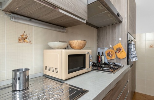 San Gimignano Apartment | Apartment 'Sasso 3' with Private Terrace, Wi-Fi and Air Conditioning