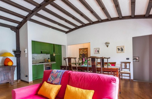 Civenna Apartment | Apartment ‘Secluded Colorful Apt in Villa’ with Lake View, Wi-Fi, Terrace & Shared Pool