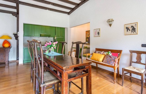 Civenna Apartment | Apartment ‘Secluded Colorful Apt in Villa’ with Lake View, Wi-Fi, Terrace & Shared Pool