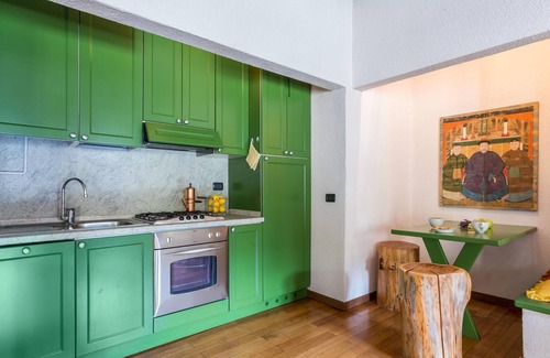 Civenna Apartment | Apartment ‘Secluded Colorful Apt in Villa’ with Lake View, Wi-Fi, Terrace & Shared Pool