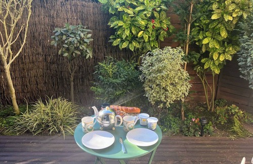 Saint-Cloud Apartment | Apartment 'Sur Jardin Clos' with Private Terrace, Private Garden and Wi-Fi