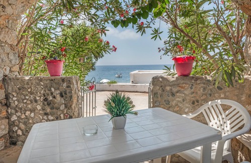 Mirties Apartment | Apartment 'Syrios Suites No 1' with Sea View, Wi-Fi and Air Conditioning