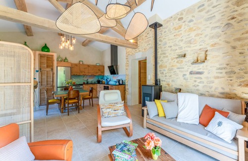 Malaucene Apartment | Apartment 'Tilleul Enchanté' with Private Terrace, Private Garden and Air Conditioning
