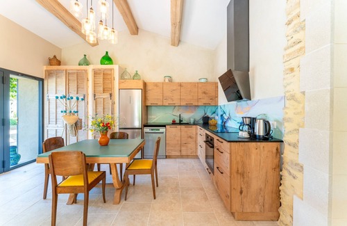 Malaucene Apartment | Apartment 'Tilleul Enchanté' with Private Terrace, Private Garden and Air Conditioning