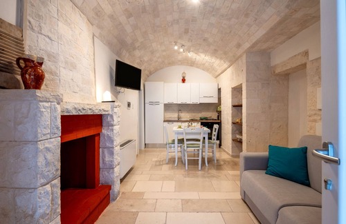 Specchiaruzzo Apartment | Apartment 'Trullo Il Focolare In Masseria' with Shared Pool, Wi-Fi and Air Conditioning