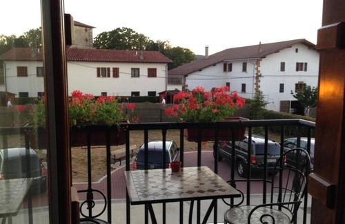 Iraizotz Apartment | Apartment 'Ultzama' with Mountain View and Balcony