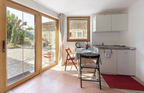 Koper Apartment | Apartment under the rock in Ospnn