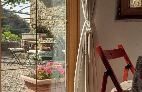 Koper Apartment | Apartment under the rock in Ospnn