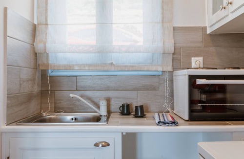 Agios Ioannis Apartment | Apartment 'Unit 2' with Sea View, Wi-Fi and Air Conditioning